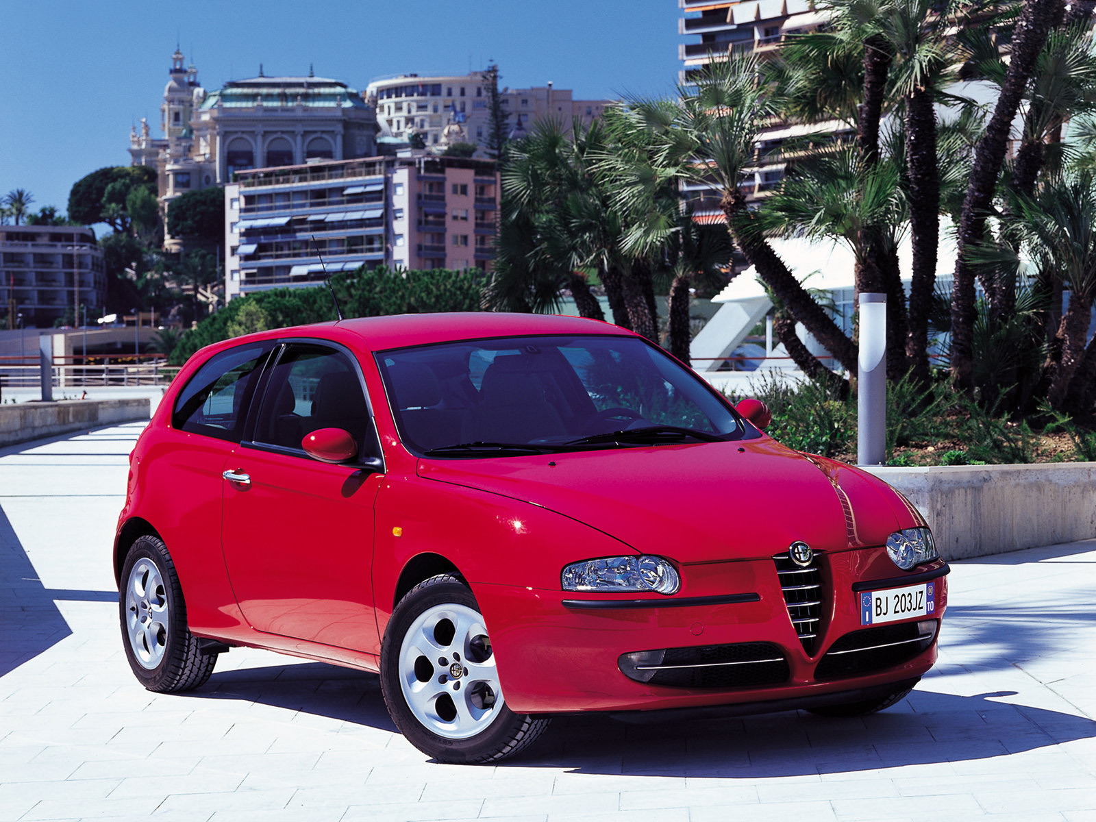 Машина Alfa Romeo 147